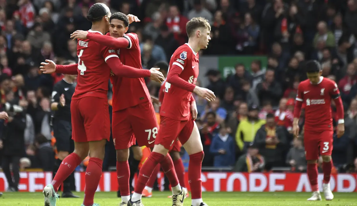 Selebrasi bek Liverpool, Virgil van Dijk (kiri) bersama rekannya, Jarrel Quansah merayakan kemenangan 2-1 atas Brighton and Hove Albion setelah berakhirnya laga pekan ke-30 Premier League 2023/2024 di Anfield Stadium, Liverpool, Minggu (31/3/2024). (AP Photo/Rui Viera)