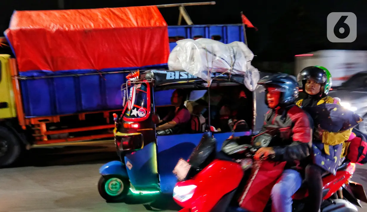 Jalur pantura mulai dilintasi para pemudik dengan menggunakan bajaj untuk kembali ke kampung halaman. (Liputan6.com/Angga Yuniar)