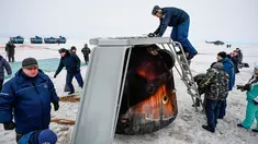 Badan Antariksa Rusia memeriksa kapsul ruang angkasa Soyuz MS-06 yang mendarat di Kazakh, Zhezkazgan, Kazakhstan, Rabu (28/2). Kapsul membawa astronot NASA, Alexander Iskimur serta Mark Vande Hei dan Joe Acaba. (Foto Alexander Nemenov/Pool Photo via AP)
