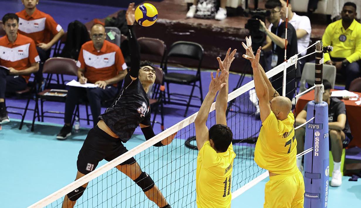Pemain Timnas bola voli putra Indonesia, Doni Haryono melepaskan spike yang berusaha diblok dua pemain Kazakhstan pada laga babak 12 Besar kejuaraan bola voli AVC Challenge Cup 2023 for Men di Taipei Gymnasium, Chinese Taipei, Rabu (12/7/2023). Indonesia menang 3-0 (30-28, 25-21, 25-15) atas Kazakhstan dan lolos ke babak 6 besar. (avcvolley)