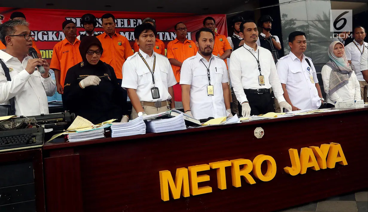 Subdit Harda Dit Reskrimum Polda Metro Jaya merilis kasus mafia tanah yang terjadi di Jakarta dan Bekasi, Polda Metro Jaya, Jakarta, Rabu (5/9). Para tersangka dalam kasus ini merupakan oknum pejabat desa, kecamatan, dan figur. (Liputan6.com/JohanTallo)