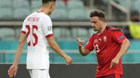 Gelandang Swiss, Xherdan Shaqiri (kanan) melakukan selebrasi usai mencetak gol kedua Swiss ke gawang Turki dalam laga Grup A Euro 2020 di Baku Olympic Stadium, Azerbaijan, Minggu (20/6/2021) malam WIB. (Foto: AP/Pool/Darko Vojinovic)