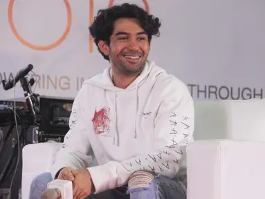 Reza Rahadian tersenyum saat menjadi pembicara di talkshow yang bertajuk ‘Ngobrolin Produksi Film Indonesia’ selama Indonesia Writers Festival 2019 di Universitas Multimedia Nusantara (UMN), Serpong, Tangerang (7/9/2019). (Liputan6.com/Marsa Aulia)