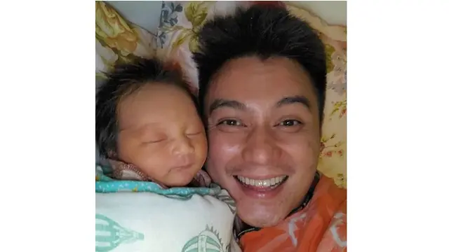 Tak sedikit netizen yang menyebut baby Kiano mirip dengan sang ayah.