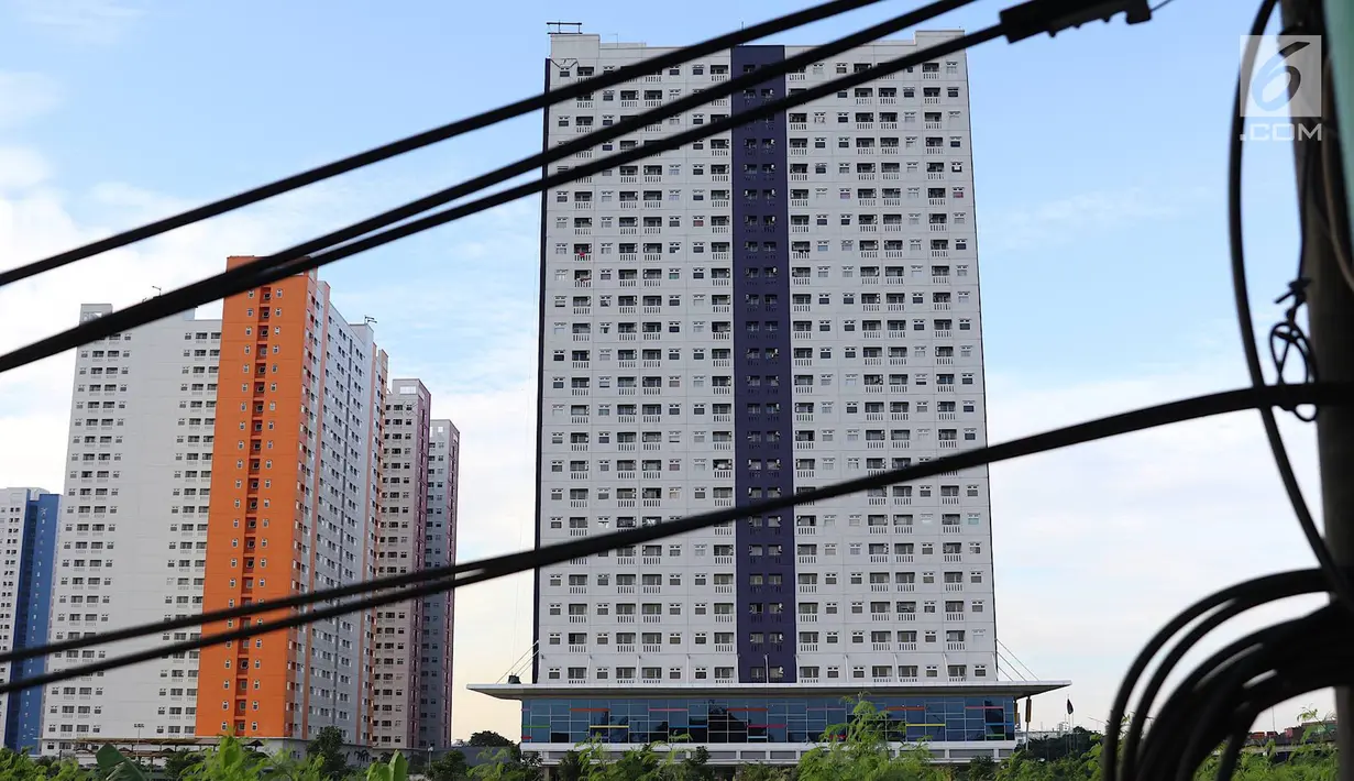 Suasana bangunan apartemen yang berjejer di Jakarta, Rabu (13/3). Semakin terbatasnya lahan kosong di Ibukota menjadikan hunian veertikal sebagai salah satu solusi bagi permasalahan pemukiman penduduk. (Liputan6.cpm/Immanuel Antonius)