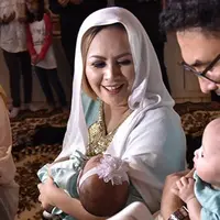 Minggu (30/4/2017) pasangan Chintya Lamusu dan Surya Saputra baru saja menggelar acara aqiqah buat anak kembarnya, Ataya Tatjana Aisyah Putri dan Atharva Bimasena Saputra. (Instagram/cynthia_lamusu)