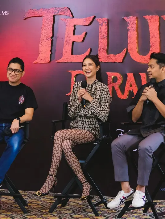 Dalam press junket 'Teluh Darah', Mikha keluar dari zona hitam. Ia memakai pakaian terkoordinasi dari Valentino. [@miktambayong]