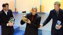Pemain Brasil, Ronaldo (tengah) mengangkat trofi Pemain Terbaik Dunia FIFA bersama pemain Prancis Zinedine Zidane (kiri) dan kiper Jerman Oliver Kahn pada acara yang berlangsung di Madrid, 17 Desember 2002. Sepanjang kariernya sebagai pesepak bola, Ronaldo telah mengoleksi 7 penghargaan individu, diantaranya tiga gelar Pemain Dunia FIFA Terbaik, dua trofi Ballon d'Or, Sepatu Emas Eropa, dan Bola Emas Piala Dunia FIFA tahun 1998. (AFP/Pierre-Philippe Marcou)