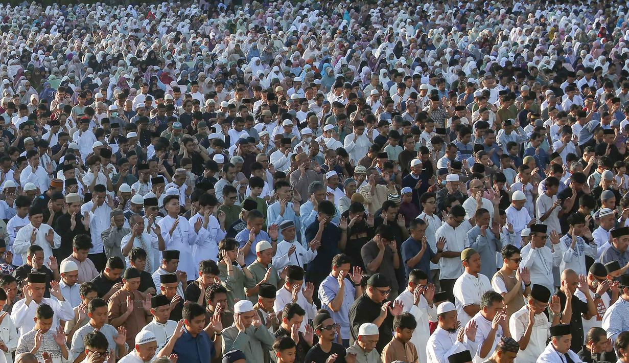 Pelaksanaan salat Idul Fitri berlangsung tertib serta penuh kekhidmatan. Tampak dalam foto, ribuan umat muslim Muhammadiyah melakukan salat Idul Fitri 1447 Hijriah di Lapangan Sempur, Kota Bogor, Jawa Barat, Jumat (20/3/2026).(merdeka.com/Arie Basuki)