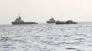 Kapal TNI AL mencari bangkai pesawat Lion Air JT 610 yang jatuh di laut utara Tanjung Pakis, Karawang, Jawa Barat, Senin (29/10). Pesawat Lion Air JT 610 yang jatuh membawa 188 orang. (Liputan6.com/Herman Zakharia)