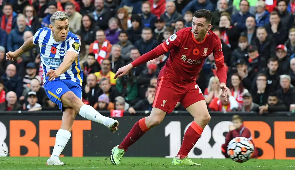 Gol balasan Brighton baru datang pada menit ke-41 lewat Enock Mwepu dan Leandro Trossard (kiri) pada menit ke-65. Skor imbang 2-2 tersebut akhirnya bertahan hingga laga usai. (AFP/Paul Ellis)