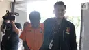 Polisi (kanan) menggelandang tersangka kasus pembunuhan Rieke Andrianti saat dihadirkan dalam rilis di Mapolda Metro Jaya, Jakarta, Senin (11/11/2019). Tersangka JE yang juga tetangga korban nekat membunuh Rieke Andrianti lantaran sakit hati akibat sering diejek. (merdeka.com/Iqbal Nugroho)