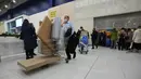 Orang-orang membawa pembelian mereka saat toko IKEA tutup di pinggiran St. Petersburg, Kamis (3/3/2022). Peritel IKEA menghentikan operasional di "Negeri Beruang Merah" dan Belarusia untuk sementara waktu mulai Jumat, 4 Maret 2022 buntut dari invasi Rusia ke Ukraina. (AP Photo/Dmitri Lovetsky)