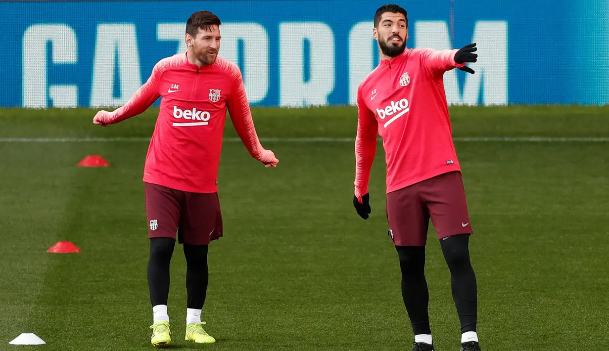 Pemain Barcelona Lionel Messi (kanan) dan Luis Suarez berbincang saat latihan bersama jelang menghadapi Manchester United (MU) pada leg pertama perempat final Liga Champions 2018/19 di Old Trafford, Manchester, Inggris, Selasa (9/4). (Reuters/Lee Smith)