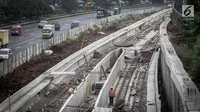 Pembangunan proyek Light Rail Transit (LRT) di sisi jalan Tol Jagorawi, kawasan Cibubur, Jakarta, Jumat (2/6). Pembangunan LRT Jabodebek koridor Cawang-Cibubur sudah mencapai 25 persen dan ditarget rampung pada 2019. (Liputan6.com/Faizal Fanani)