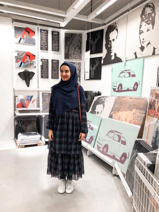 Street Style  Tampilan Hijab Zaskia  Sungkar  yang Terlihat 