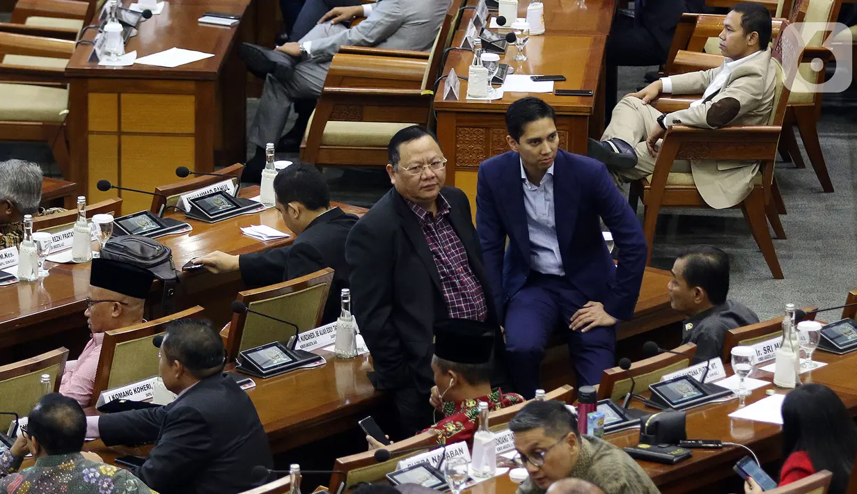 Sejumlah anggota dewan duduk di meja menunggu mulainya Sidang Paripurna ke-3 Masa Persidangan I Tahun Sidang 2019-2020, di Kompleks Parlemen, Senayan, Jakarta, Selasa (22/10/2019). Sidang Paripurna tersebut membahas beberapa Agenda. (Liputan6.com/Johan Tallo)