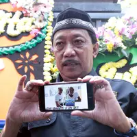 "Dua bulan lalu, kami sesama pelawak nengok semua, teman-teman ikut semua kesini," .kata Doyok di rumah duka Eko DJ, kawasan Taman Malaka, Pondok Kelapa, Jakarta Timur, Selasa (28/3). (Deki Prayoga/Bintang.com)