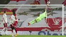 Penjaga gawang Arsenal Bernd Leno melakukan penyelamatan pada pertandingan putaran keempat Piala Liga antara Liverpool dan Arsenal di Anfield, Liverpool, Inggris, Kamis (1/10/2020). Arsenal mengalahkan Liverpool 5-4 dalam adu penalti. (Peter Byrne/Pool via AP)