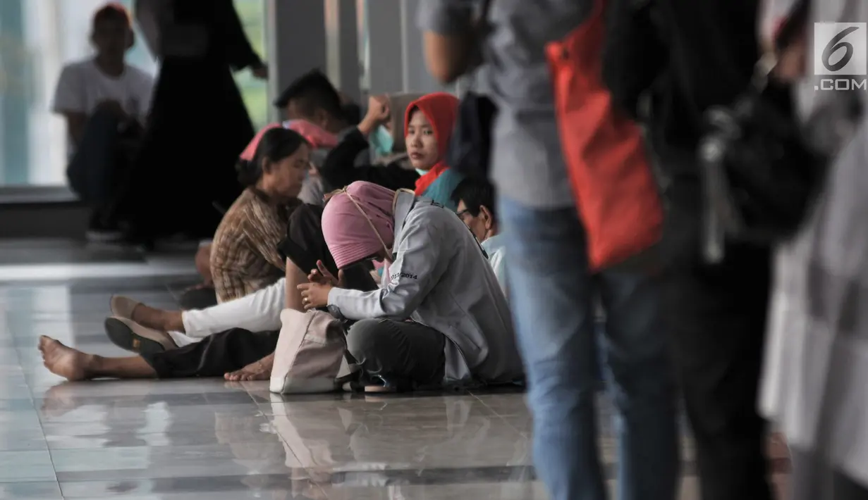 Penumpang menunggu kembali beroperasinya KRL Commuter Line di Stasiun Klender, Jakarta, Minggu (4/8/2019). Listrik padam yang melanda Jakarta dan  sekitarnya mengakibatkan penumpang KRL Commuter Line telantar lantaran kereta berhenti beroperasi. (merdeka.com/Iqbal Nugroho)