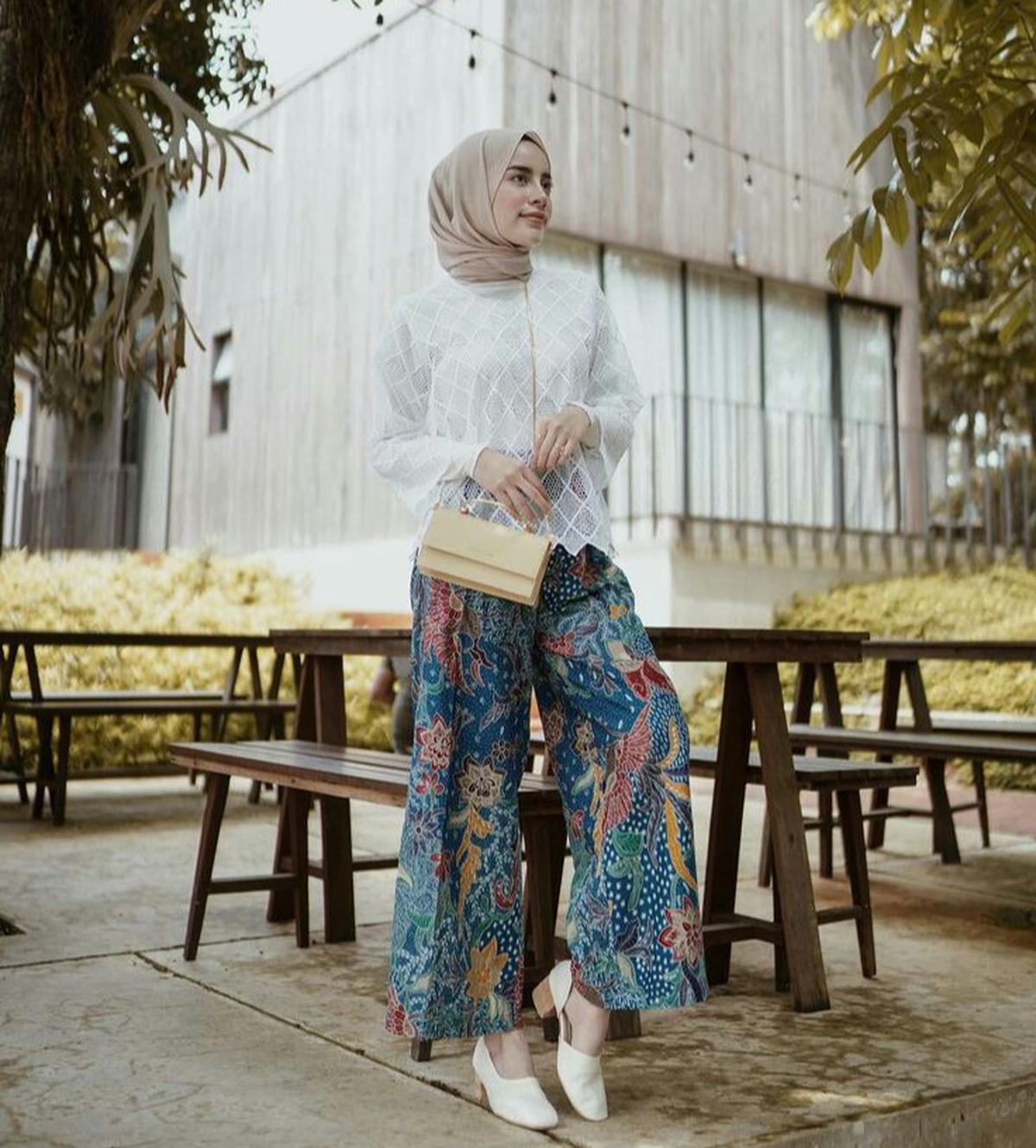Tampil Menawan di Kondangan dengan 5 Gaya Batik untuk Wanita Berhijab, Wajib Coba!