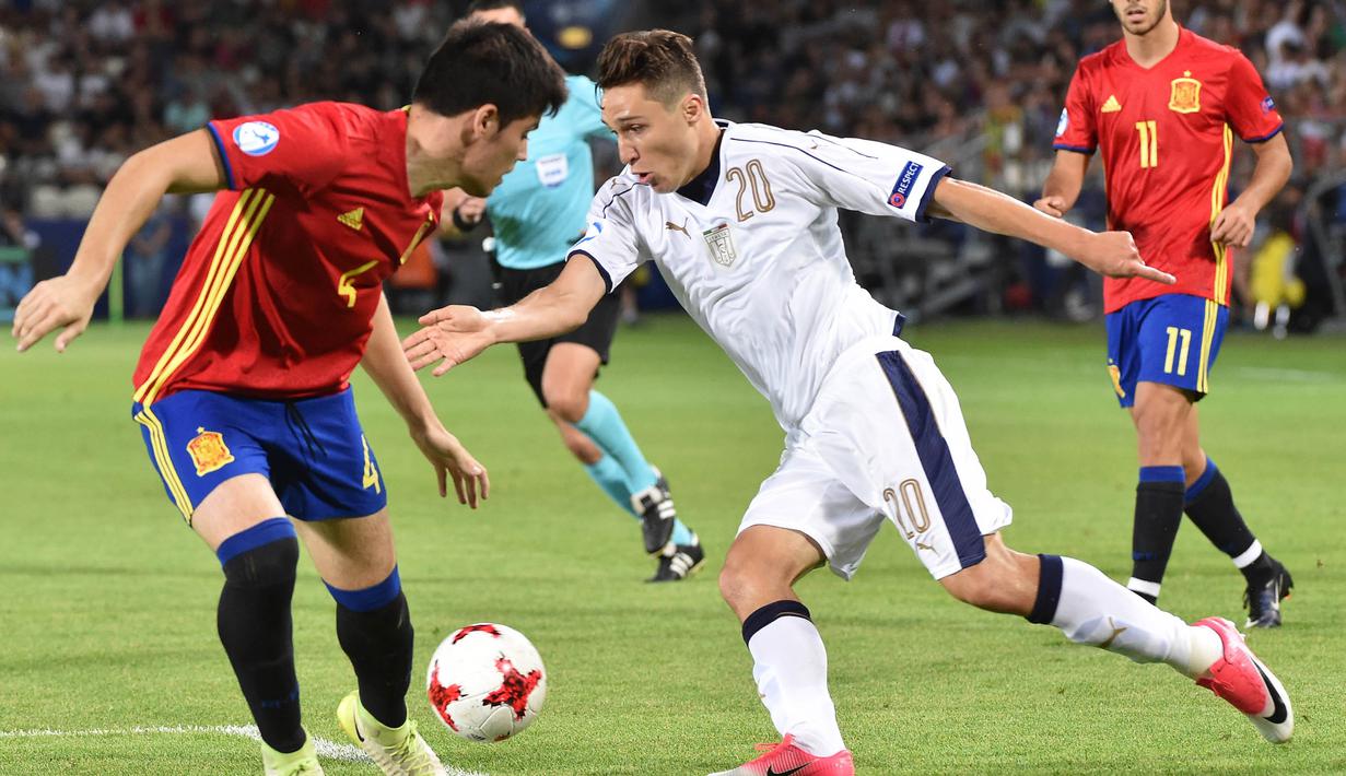 Striker Italia, Federico Chiesa, berusaha melewati bek Spanyol, Jorge Mere, pada laga semifinal Piala Eropa U-21 di Stadion Miejski, Polandia, Selasa (27/6/2017). Spanyol menang 3-1 atas Italia. (EPA/Jacek Bednarczyk)