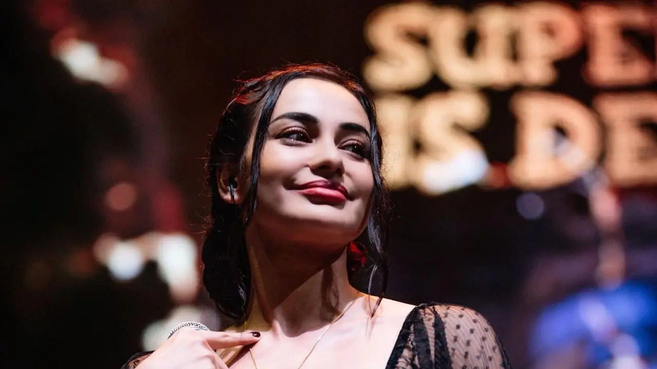 Sempat Dicibir, Ini 7 Potret Nora Alexandra Jadi Vokalis SID yang Tampil Stylish