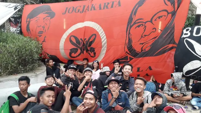 Para Slankers dari Yogyakarta berkumpul di GBK untuk merayakan ulang tahun ke-35 Slank di konser Indonesia Now,  di GBK, Minggu (23/12). (Liputan6.com/Edu Krisnadefa).