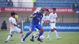 Arema FC tampil percaya diri sejak menit awal pertandingan. Arema FC memimpin 1-0 di menit ke-18 lewat aksi Salim Tuhaera. (Foto: Tim Media Piala Presiden)