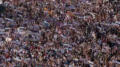 Para penggemar Real Madrid memadati lapangan Cibeles untuk merayakan trofi Liga Champions ke-15 di Madrid pada 2 Juni 2024. (Pierre-Philippe MARCOU/AFP)