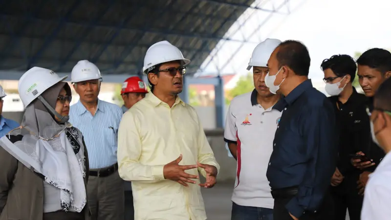 Wabup garut Helmi Budiman tengah melakukan inspeksi mendadakan progres pembanguan sarana akuatik menjelang porprov XIV Jabar yang akan digelar November mendatang. (Liputan6.com/Jayadi Supriadin)