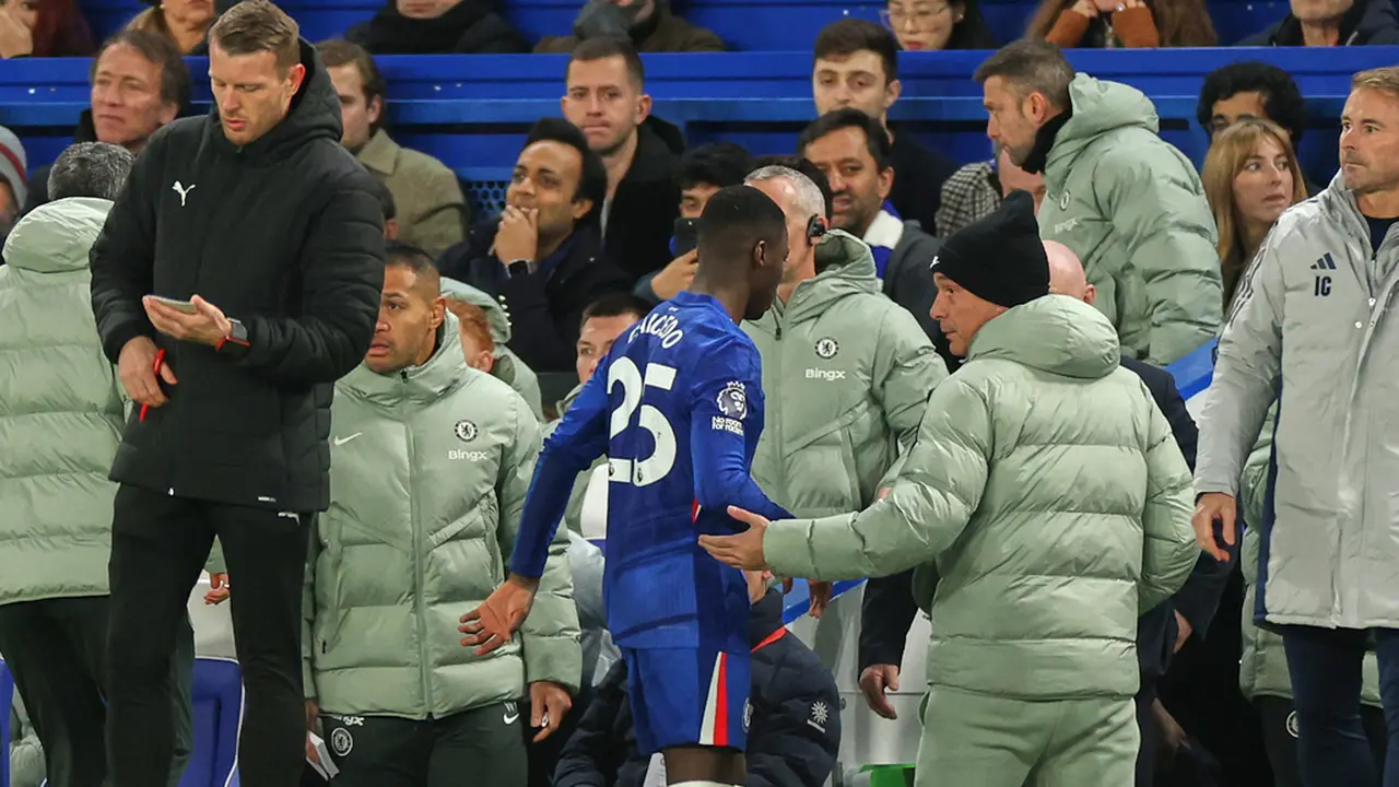 Moises Caicedo meninggalkan lapangan setelah menerima kartu merah pada laga Premier League antara Chelsea dan Arsenal