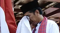 Jokowi cium Merah Putih di Rumah si Pitung (Antara/Tempo-Imam Sukamto)