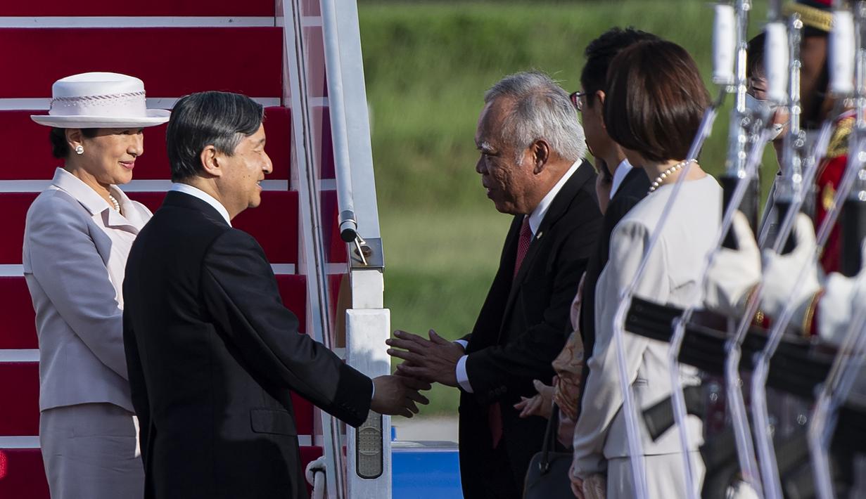 Keduanya disambut hangat oleh Menteri Pekerjaan Umum dan Perumahan Rakyat Basuki Hadimuljono di Bandara Soetta. (ANTARA FOTO/POOL/Sigid Kurniawan)