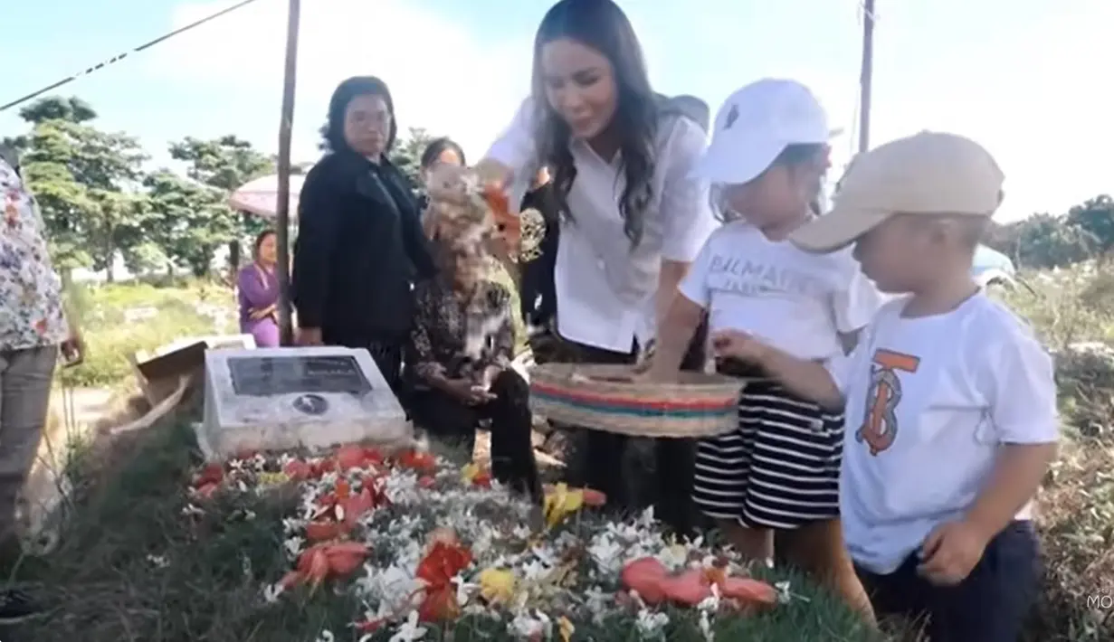 Momo dan dua anaknya tampak kompak mengenakan outfit putih. Sedangkan sang suami mengenakan kaos biru dongker.[Youtube/Momo Youtube Channel]