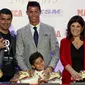 Real Madrid's striker Cristiano Ronaldo poses with his mother Dolores Aveiro (R), his son Cristiano Ronaldo Jr (C) and his brother Hugo (L) in front of his four Golden Boot trophies during a ceremony in Madrid, Spain, October 13, 2015. REUTERS/Andrea Coma