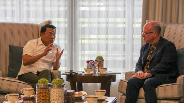 Kepala Staf Kepresidenan Moeldoko bertemu dengan Ted C. Fishman pada Kamis 13, September 2018. (Foto: Dokumentasi Kepala Staf Kepresidenan)