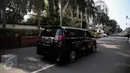 Sebuah minibus mewah berpelat nomor B 1448 RFK nekat menerobos jalur CFD di kawasan Bunderan HI, Jakarta, Minggu (12/6/2016). Seorang pria yang mengaku sopir anggota DPR nekat mencoba menerobos jalur CFD. (Liputan6.com/Faizal Fanani)