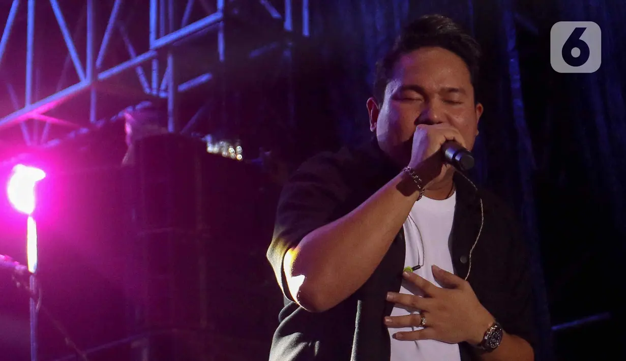 Guyon Waton memulai penampilan dengan lagu 'Korban Janji'. (Liputan6.com/Herman Zakharia)