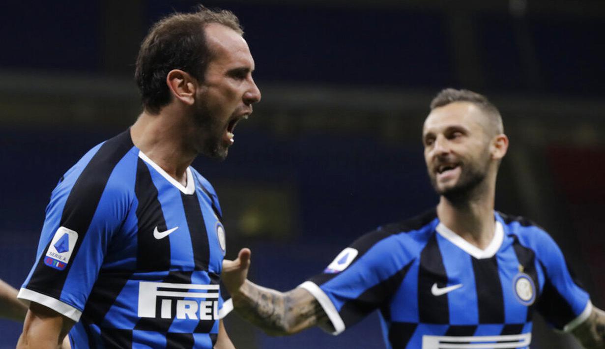 Bek Inter Milan, Diego Godin, melakukan selebrasi usai mencetak gol ke gawang Torino pada laga Serie A di Stadion Giuseppe Meazza, Senin (13/7/2020). Inter Milan menang 3-1 atas Torino. (AP Photo/Luca Bruno)