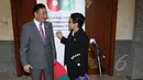 Menlu Retno Marsudi (kanan) berbincang dengan Menlu Mongolia Lundeg Purevsuren disela Konferensi Tingkat-Tinggi (KTT) Asia Afrika di JCC, Selasa (21/4/2015). (Liputan6.com/Herman Zakharia)