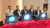 Petinggi dan distributor Advanced Digitals saat memamerkan produk terbaru yakni televisi Android 12 di Novotel Palembang Sumsel (Liputan6.com / Nefri Inge)