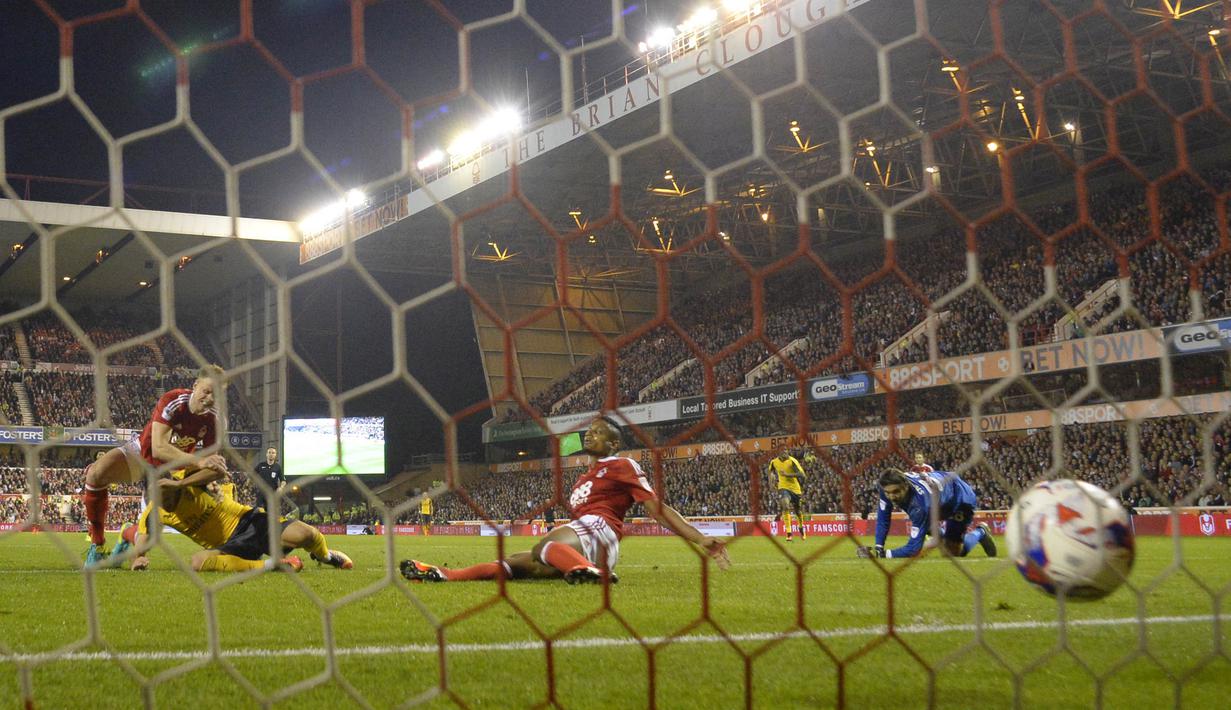Gol pemain Arsenal, Lucas Perez ke gawang Nottingham Forest pada putaran ketiga Piala Liga Inggris di Stadion The City Ground, Rabu (21/9/2016) dini hari WIB. (Action Images via Reuters/Tony O'Brien)