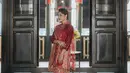 Kahiyang Ayu tampil memesona dalam balutan busana bernuansa merah dengan desain yang memadukan wastra dan siluet cheongsam. [Foto: Instagram/ayanggkahiyang]