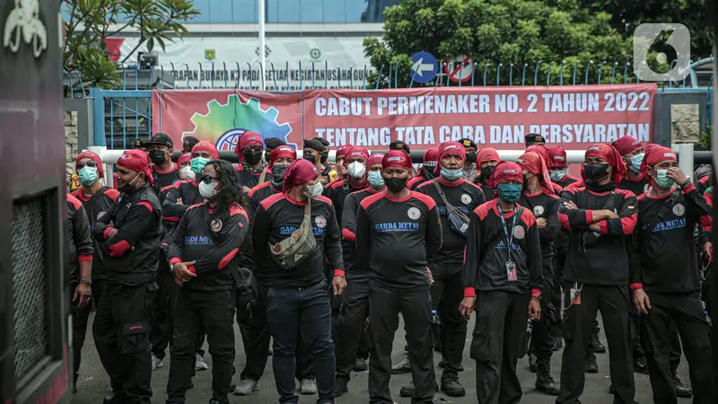 FOTO: Buruh Geruduk Kemnaker Tuntut Aturan JHT Dicabut