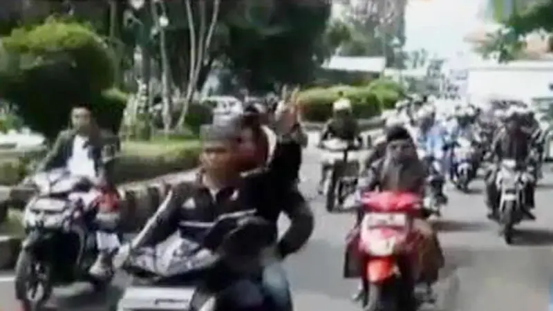 VIDEO: Kyai Dilecehkan, Ribuan Santri Geruduk Pusat Perbelanjaan