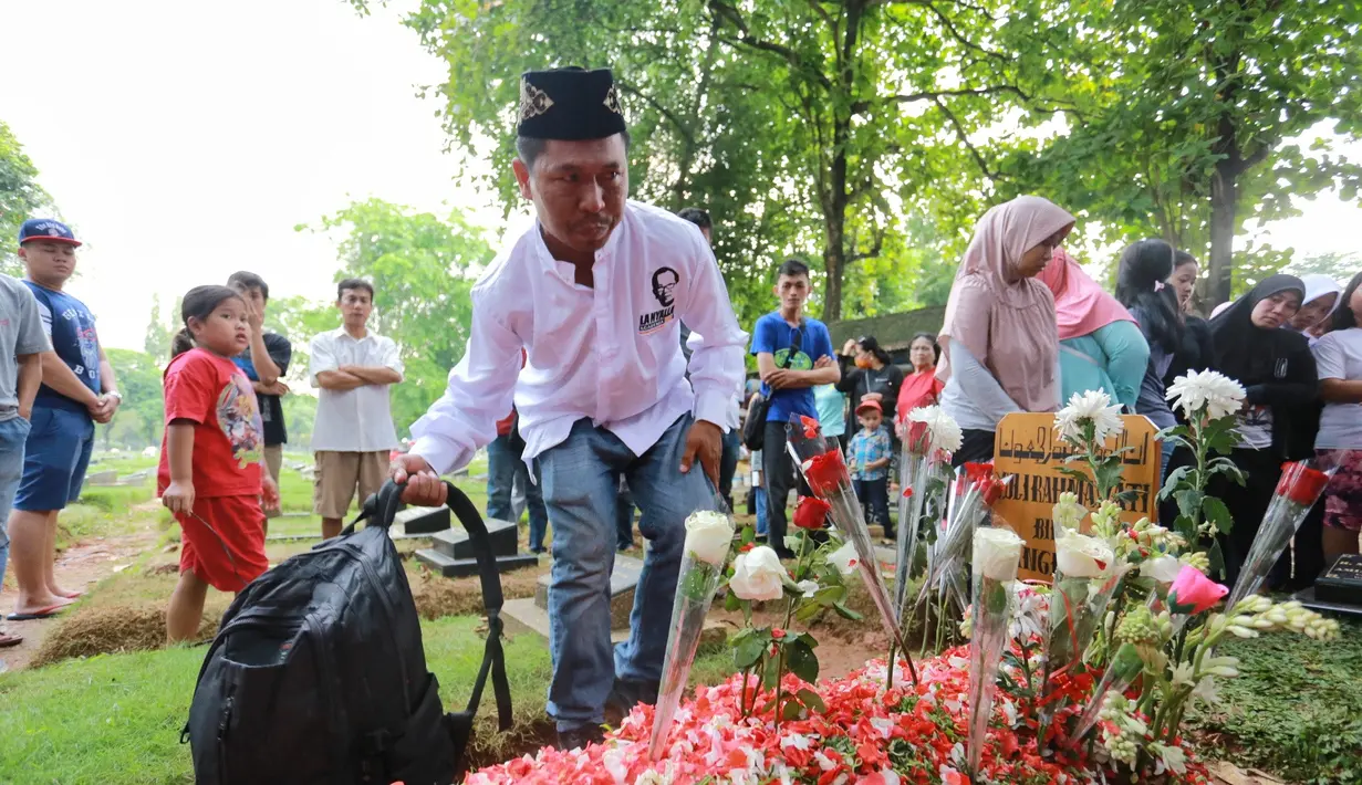Doa dipanjatkan di atas pusara yang banyak tertutup oleh bunga, ia berharap pelantun lagu Belah Duren itu diampuni segala dosa-dosanya. ia terlihat khusyu saat mendoakan. Tak lupa, ia juga memohon maaf pada keluarga Jupe. (Adrian Putra/Bintang.com)