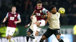 Penyerang Manchester United, Anthony Martial, berebut bola dengan pemain Burnley, Ashley Westwood, pada laga Premier League di Stadion Turf Moor, Sabtu (28/12). Burnley takluk 0-2 dari Manchester United. (AP/Martin Rickett)