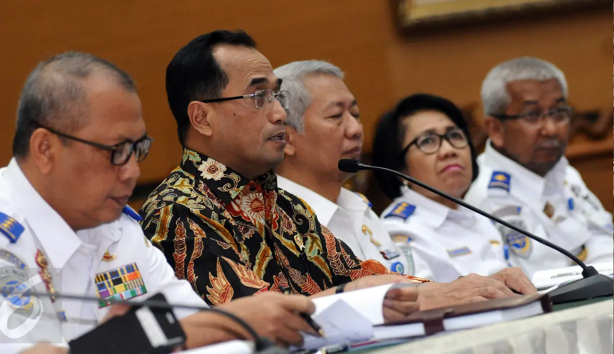 Menhub, Budi Karya Sumadi (kedua kiri) memaparkan kesiapan angkutan jelang perayaan Natal 2016 dan Tahun Baru 2017 di Jakarta, Selasa (6/12). Diprediksi arus libur panjang terjadi dua hari jelang natal dan tahun baru. (Liputan6.com/Helmi Fithriansyah)
