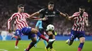 Pemain Atletico Madrid Alvaro Morata (kiri) dan Yannick Carrasco (kanan) berebut bola dengan gelandang Bayer Leverkusen Nadiem Amiri pada matchday kelima Grup B Liga Champions 2022/23 di Wanda Metropolitano, Kamis (27/10/2022) dini hari WIB. Dua gol Leverkusen dicetak dua pemain sayapnya Moussa Diaby dan Callum Hudson-Odoi. (AP Photo/Manu Fernaandez)